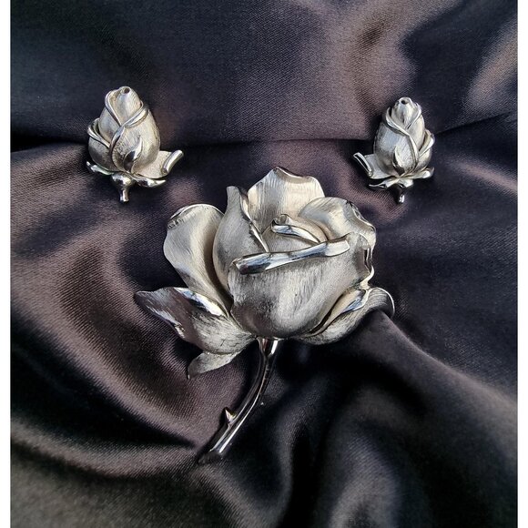 Rare Find 1960s CROWN TRIFARI Signed Silver Tone Rose Flower Jewelry Set - Picture 1 of 6